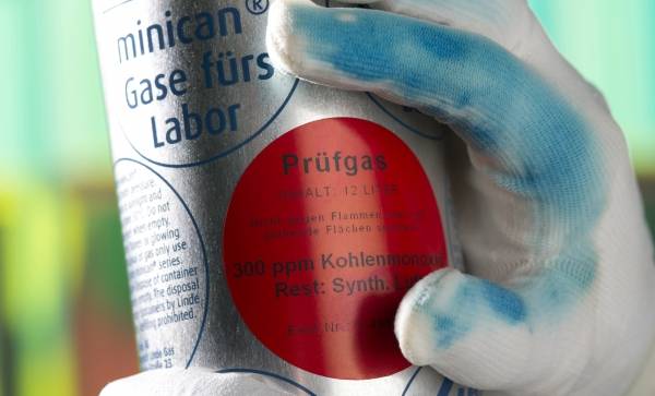 защитные перчатки, предупреждающие хозяина о присутствии токсичных веществ на тех предметах, с которыми они соприкасаются