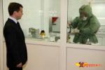 а президент свою......