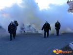 персонал объекта в фильтрующих противогазах выходит из зоны аварии